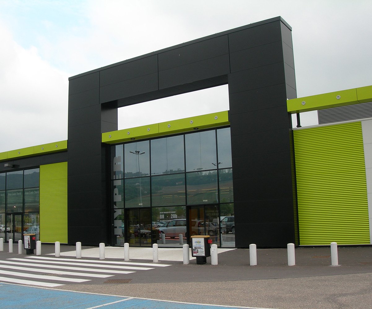 bardage de façade en métal pour bâtiment commercial