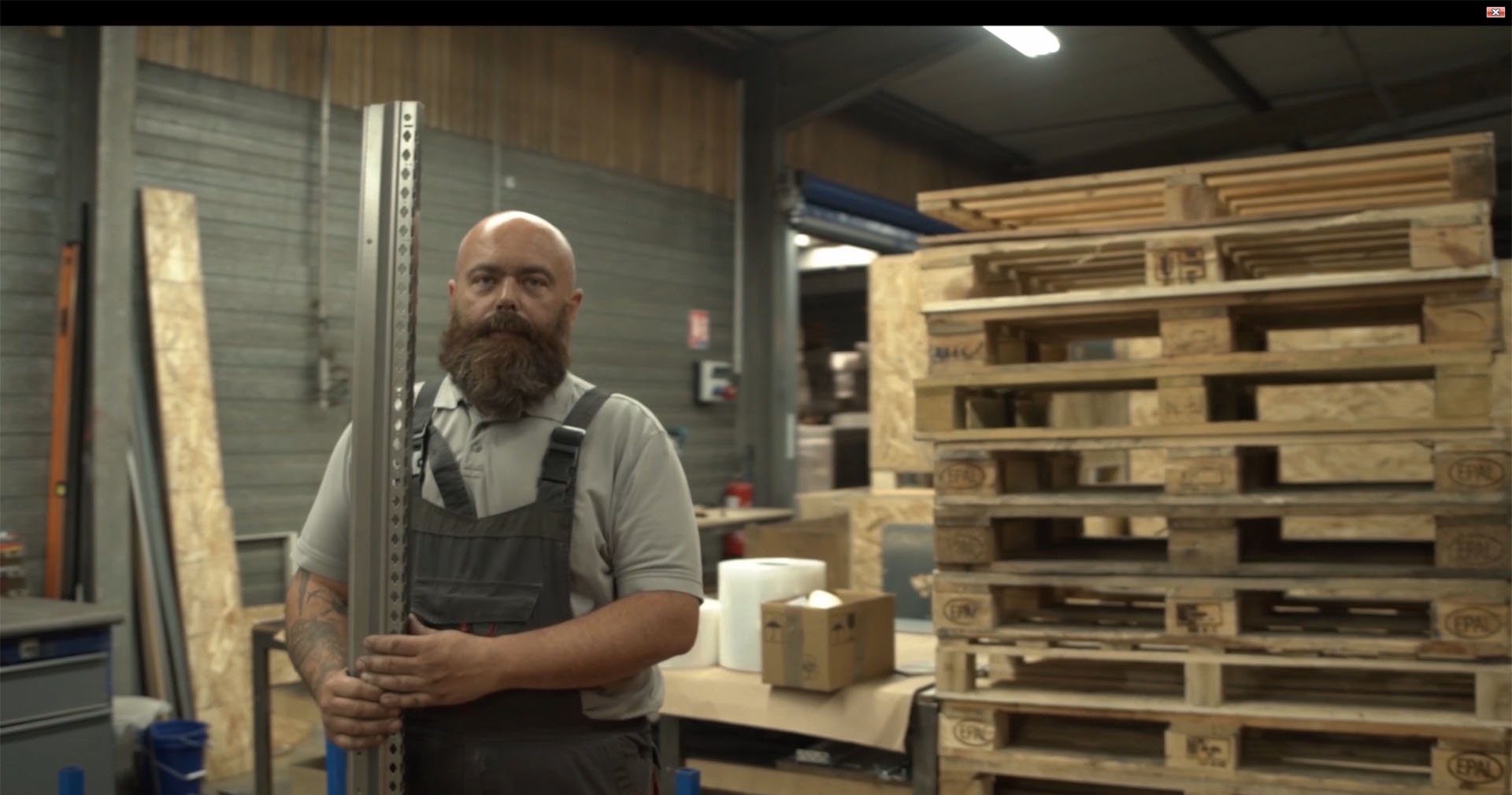 Personne au travail au travail dans un atelier de tôlerie industrielle 
